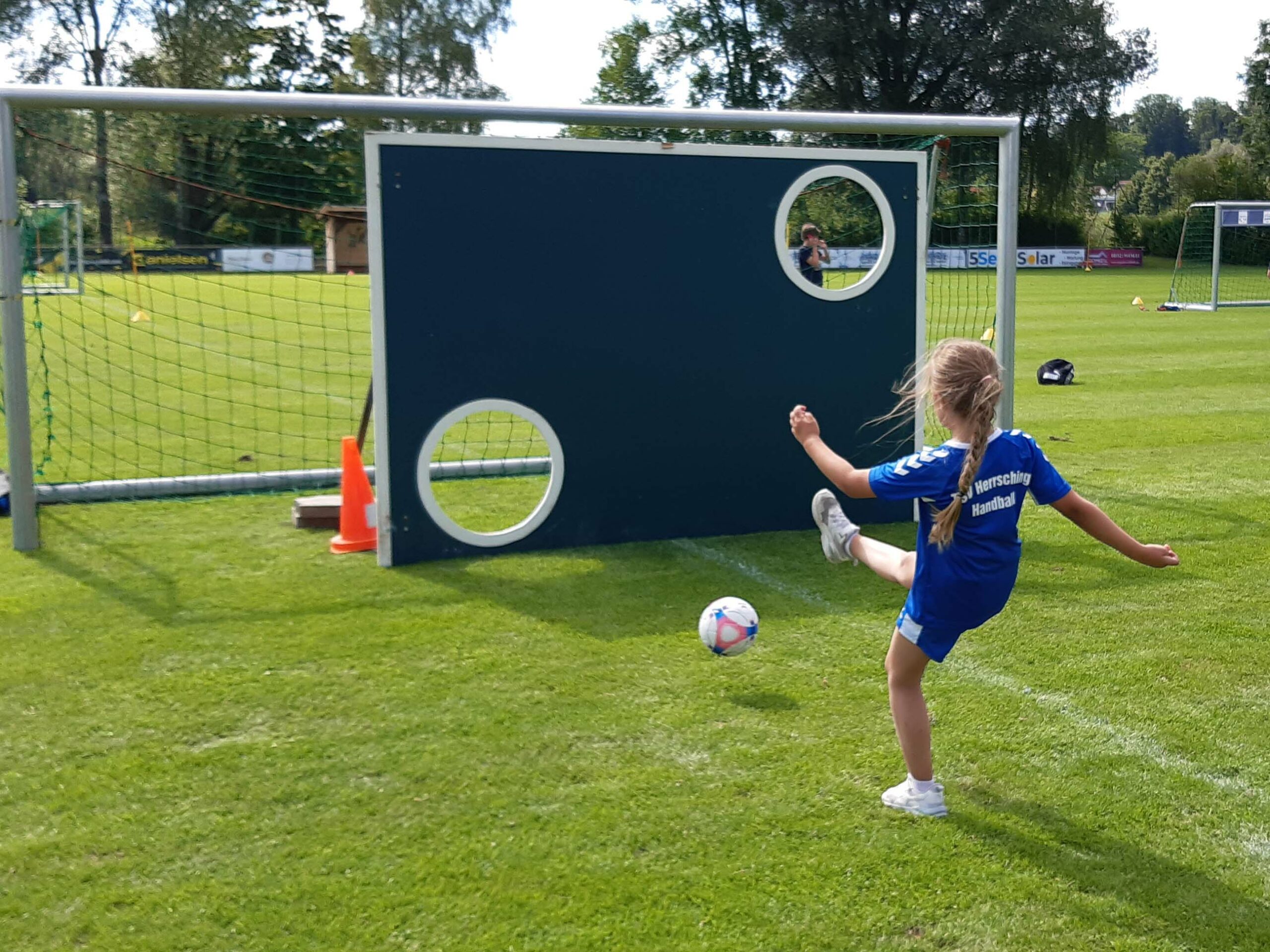 Auf die Torwand ballern für die Soccerplätze - Herrsching Online