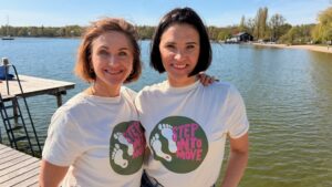 Martina Kampschulte und Milena Brey haben stepintomove gegründet. Die Schwestern stehen auf dem Gemeindesteg in der Herrschinger Bucht.