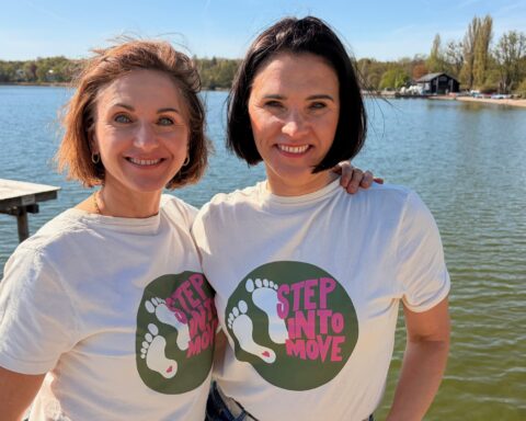 Martina Kampschulte und Milena Brey haben stepintomove gegründet. Die Schwestern stehen auf dem Gemeindesteg in der Herrschinger Bucht.
