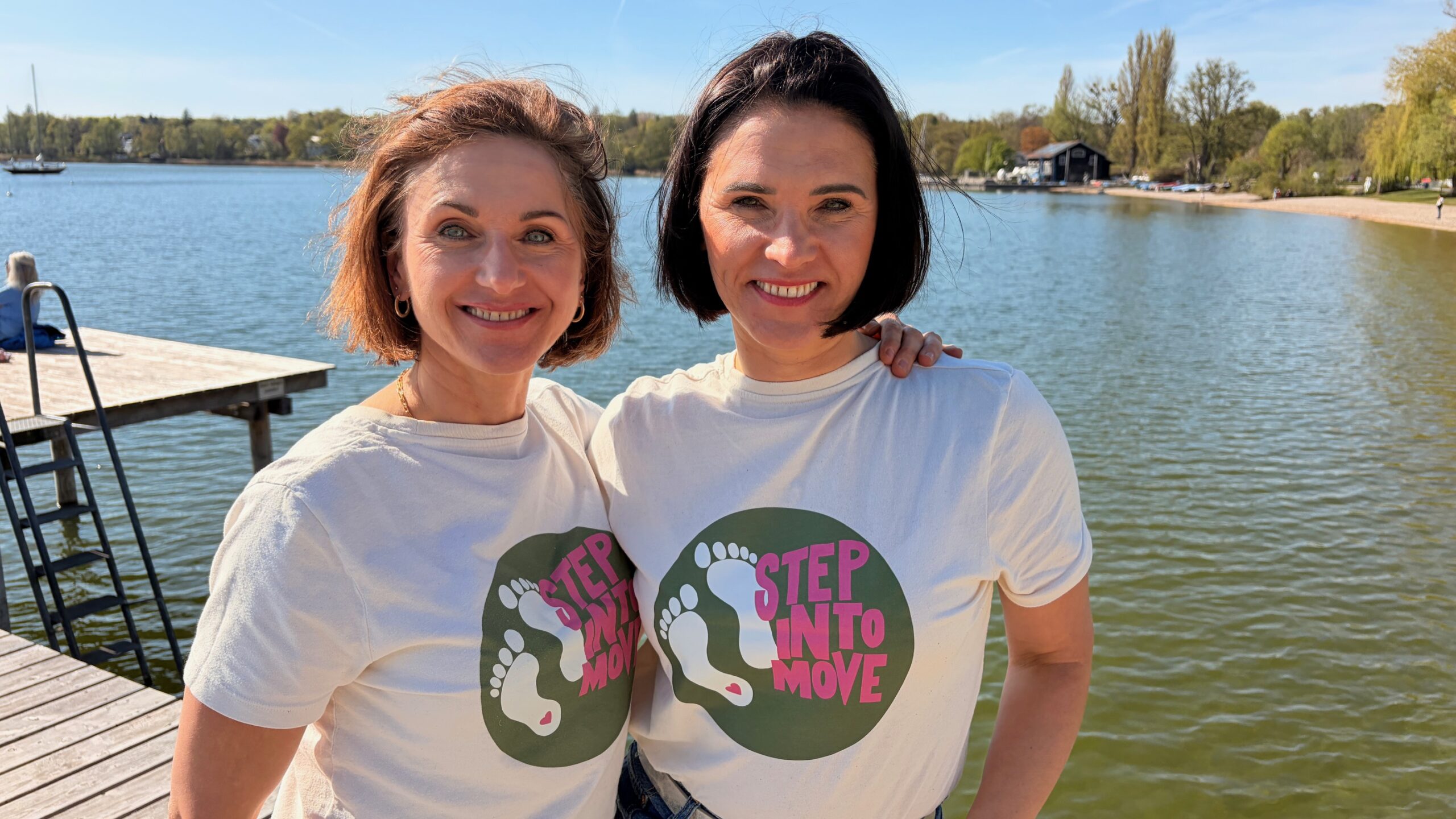 Martina Kampschulte und Milena Brey haben stepintomove gegründet. Die Schwestern stehen auf dem Gemeindesteg in der Herrschinger Bucht.