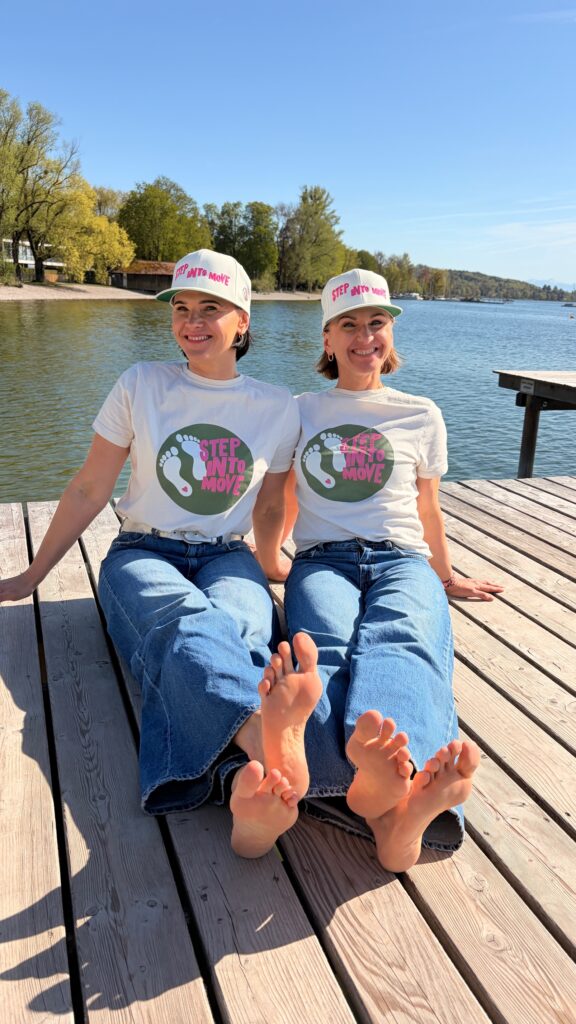 Milena Brey und ihre Schwester Martina Kampschulte zeigen ihre Füße.