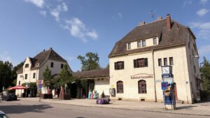Herrschinger Bahnhof steht unter Denkmalschutz , ist schwer sanierungsbedürftig und soll in Erbpacht angeboten werden