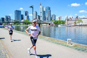 Ironman-Triathlet vor der Skyline von Frankfurt
