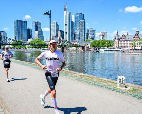 Ironman-Triathlet vor der Skyline von Frankfurt