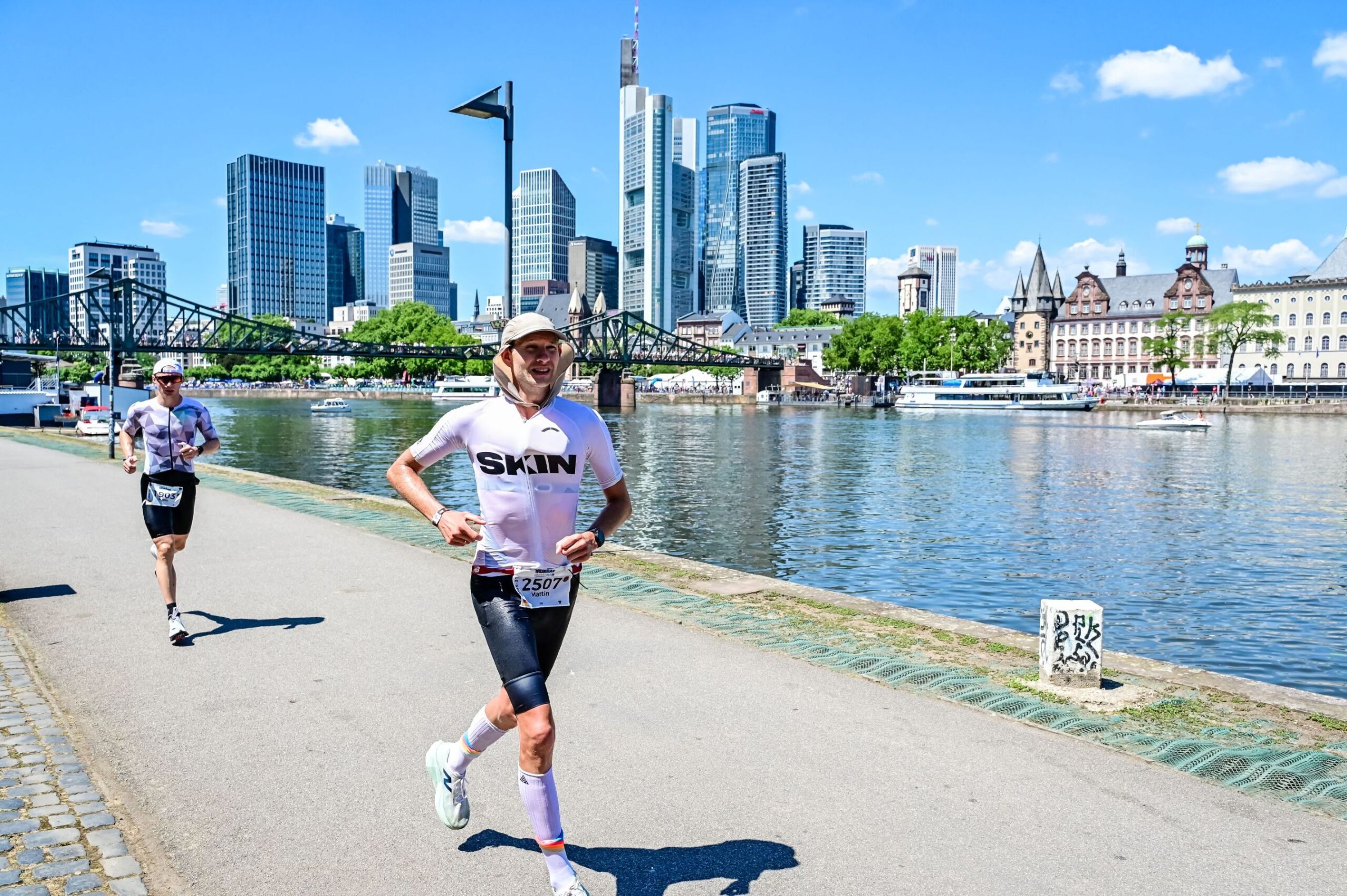 Ironman-Triathlet vor der Skyline von Frankfurt