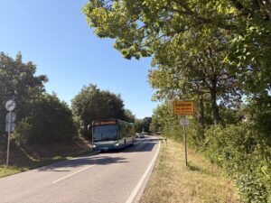 Ortsteinfahrt Breitbrunn. Ein Tempolimit 3 km/h gibt es nicht,