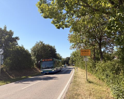 Ortsteinfahrt Breitbrunn. Ein Tempolimit 3 km/h gibt es nicht,