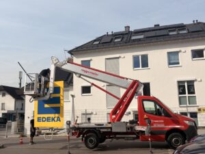 Edeka-Schild wird abmontiert in HErrsching am Ammersee