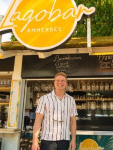 Levin Weigelt vor der Lagobar. Die wird in Zukunft seine Mitarbeiterin Stefanie Zucker weiterführen.